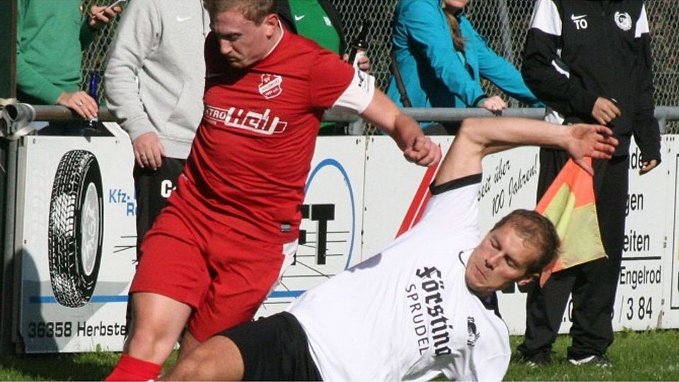 Sebastian Imhof (rechts) erkämpfte mit dem TSV Ilbeshausen ein Unentschieden gegen den formstarken SV Hauswurz. 	Foto: Kim Löffler