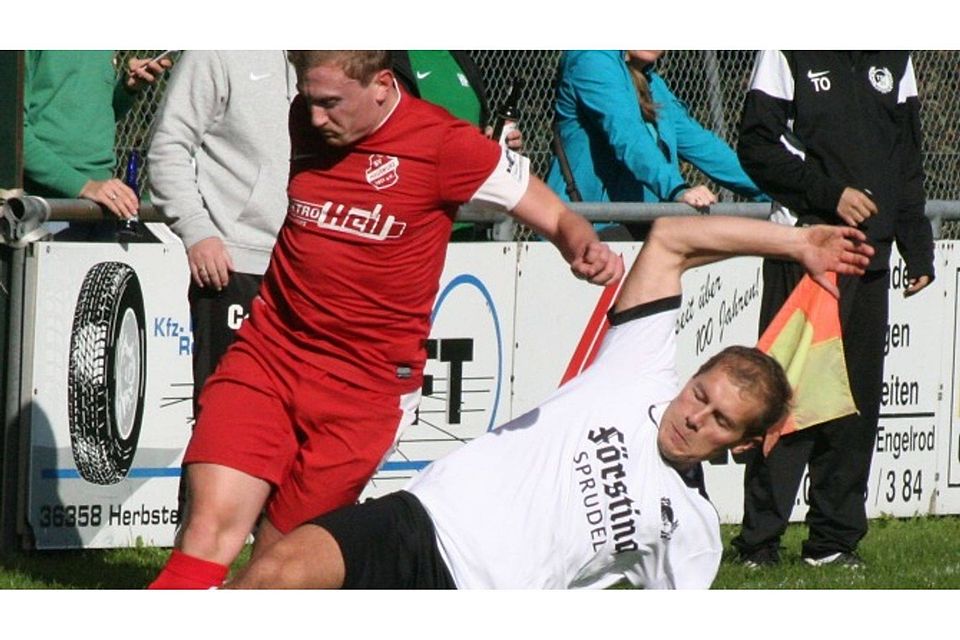 Sebastian Imhof (rechts) erkämpfte mit dem TSV Ilbeshausen ein Unentschieden gegen den formstarken SV Hauswurz. 	Foto: Kim Löffler