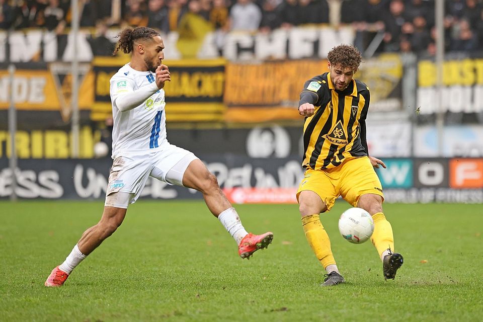 Zweikampf um den Ball: Dürens Kevin Goden (links) und Alemannias Jan-Luca Rumpf.