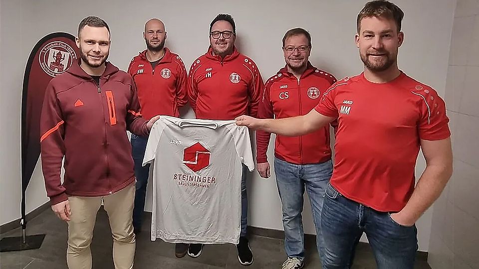 Der aktuelle Spielertrainer Michal Mastny (rechts) mit seinem Nachfolger Alexander Prey (links) und den Verantwortlichen des 1. FC Neunburg vorm Wald.