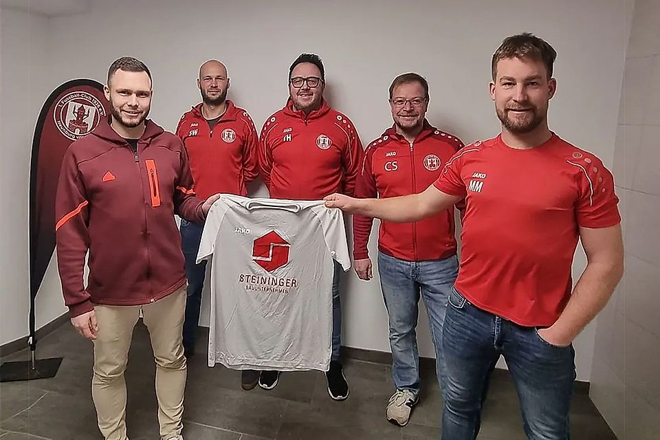 Der aktuelle Spielertrainer Michal Mastny (rechts) mit seinem Nachfolger Alexander Prey (links) und den Verantwortlichen des 1. FC Neunburg vorm Wald.