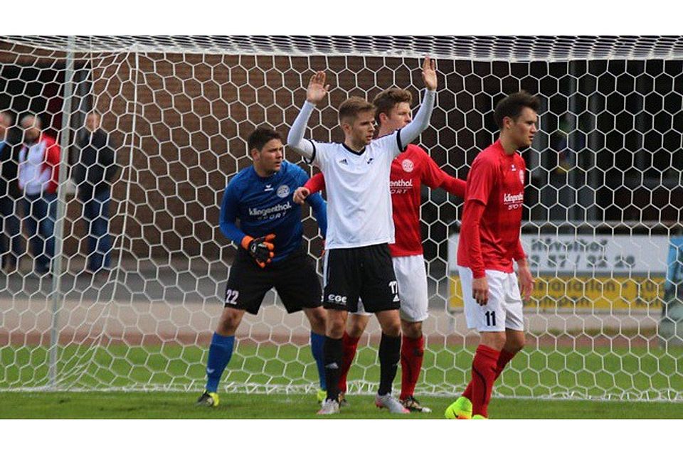 Sicherer Rückhalt: Hövelhofs Torwart Dominik Meyer hielt in der zweiten Halbzeit lange Zeit die Führung, welche Frank Seltrecht (r.) schon nach vier Minuten erzielen konnte. F: Heinemann