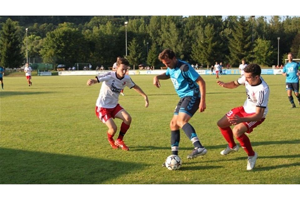 Die Kicker des TSV Bad Abbach (blau) kämpften auch im ersten Heimspiel vergeblich um Punkte. Foto: ear