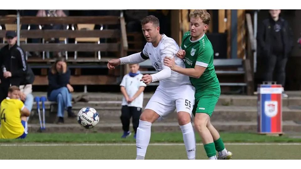 Johannes Damm (links) und der VfL Biedenkopf wollen nach dem 1:0-Derbysieg gegen Wetter in Wieseck den nächsten Dreier einfahren. Felix Friedrich Henkel kassierte mit dem VfB am Donnerstag die nächste knappe Niederlage. © Jens Schmidt