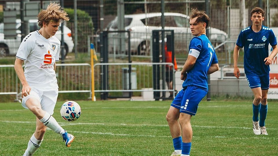 Mit 21 Jahren schon Kapitän beim FC Eichsfeld: Robert Sachs (mittig) - hier im letzten Spiel gegen Arnstadt.