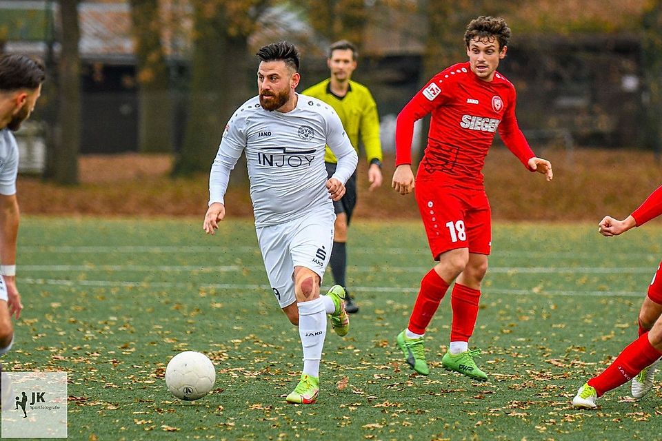 Der erfahrene Timur Karagülmez (in weiß) läuft weiterhin für den SV Schermbeck auf.
