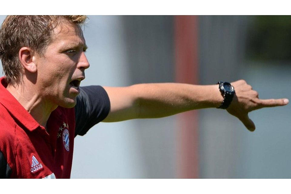Bayern-Coach Seitz ist nach der überzeugenden Leistung seiner Jungs zufrieden, sieht aber nicht alles rosa-rot. Sven Leifer 