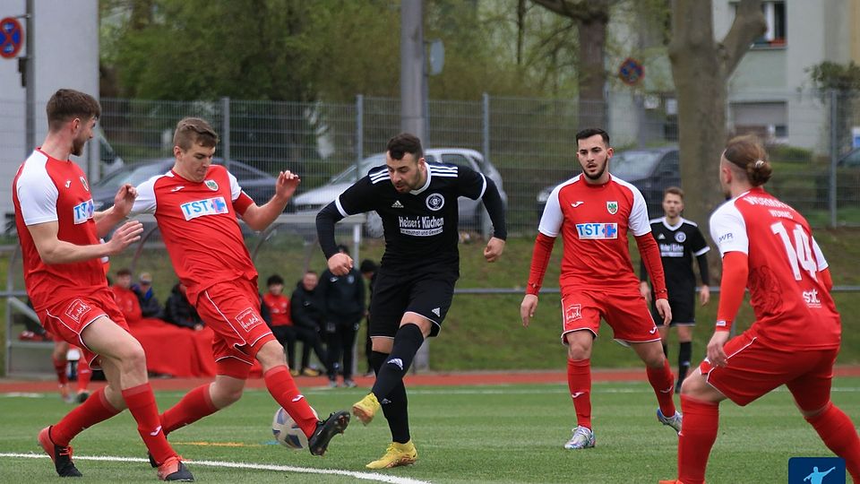 Kapitän Pascal Schmidt (links im Zweikampf, in rot) musste bereits nach 20 Minuten wegen einer Notbremse vom Feld. Trotzdem holt die U21 der Wormser einen Punkt.