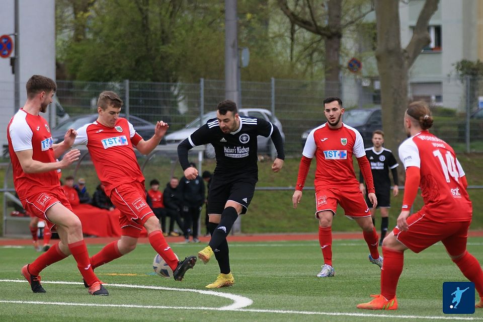 Kapitän Pascal Schmidt (links im Zweikampf, in rot) musste bereits nach 20 Minuten wegen einer Notbremse vom Feld. Trotzdem holt die U21 der Wormser einen Punkt. Kapitän Pascal Schmidt (links im Zweikampf, in rot) musste bereits nach 20 Minuten wegen einer Notbremse vom Feld. Trotzdem holt die U21 der Wormser einen Punkt.