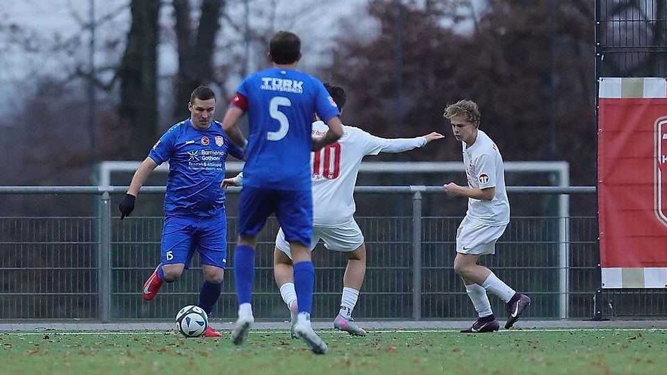 Kelsterbachs Can Kilic Görgülü (hier mit der #5) war eine der prägenden Figuren beim Heimsieg gegen TuRa Niederhöchstadt - nun hört der Spielertrainer im Winter auf.