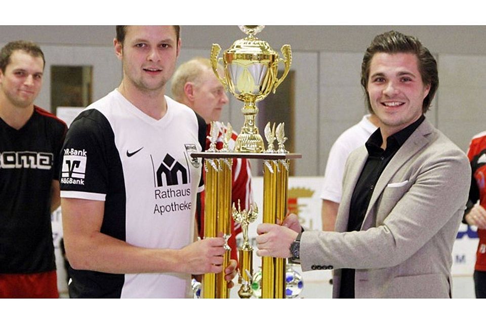 Sponsor Ulrich Reitenberger (rechts) überreichte Arthur Fichtner (links) vom Turniersieger TSV Meitingen einen Pokal, der in seiner Pracht auch einem Weltpokal-Gewinner alle Ehre machen würde.		F.: Roland Stoll