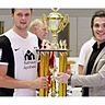 Sponsor Ulrich Reitenberger (rechts) überreichte Arthur Fichtner (links) vom Turniersieger TSV Meitingen einen Pokal, der in seiner Pracht auch einem Weltpokal-Gewinner alle Ehre machen würde.		F.: Roland Stoll