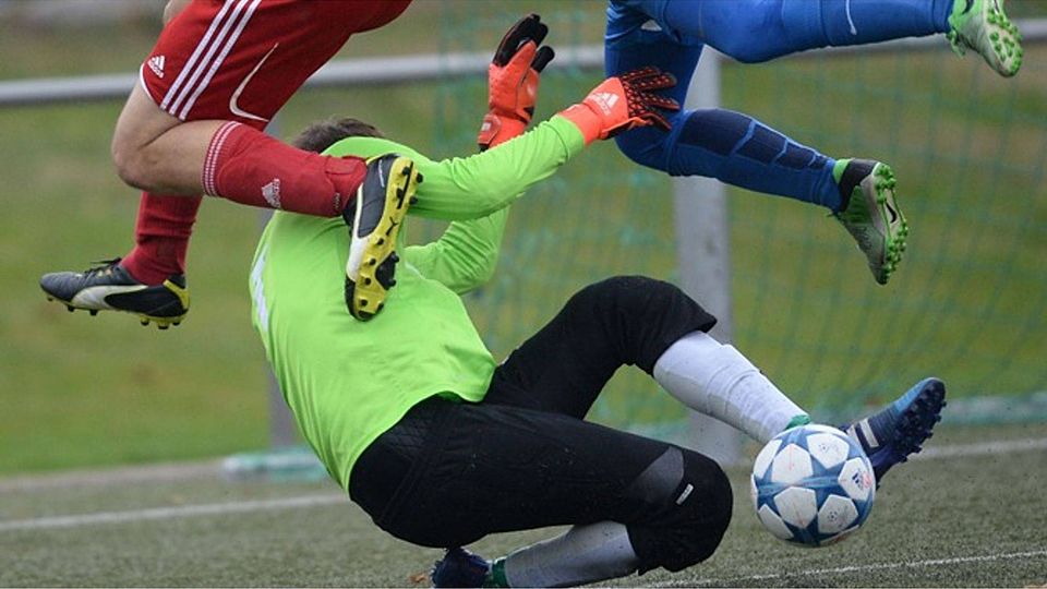 Warm angezogen? Das sieht jeder Fußballer ein bisschen anders. Mancher zeigt auch bei Minusgraden nackte Knie. Lange Hose und ein Langarm-Trikot sind dagegen für Torhüter obligatorisch. | Foto: Patrick Seeger