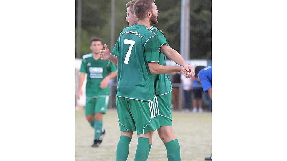 Hatten in der bisherigen Verbandsliga-Saison allen Grund zum Jubeln: Die Kicker des SV Niedernhausen. Archivfoto: Tom Klein