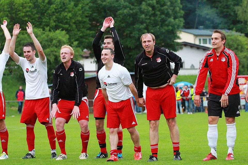 Brunns Interims-Spielertrainer Heinze (2.v.li.) und sein Team feierten in Sinzing den Klassenerhalt. F: Würthele