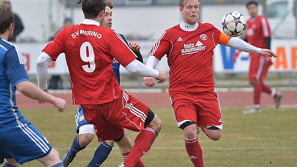 Maximilian Lutz (rechts) und der SV Mering setzten sich in Dinkelsbühl aufgrund der reiferen Spielweise durch und entführten mit 2:1 drei ganz wichtige Punkte.  Foto: Rudi Fischer
