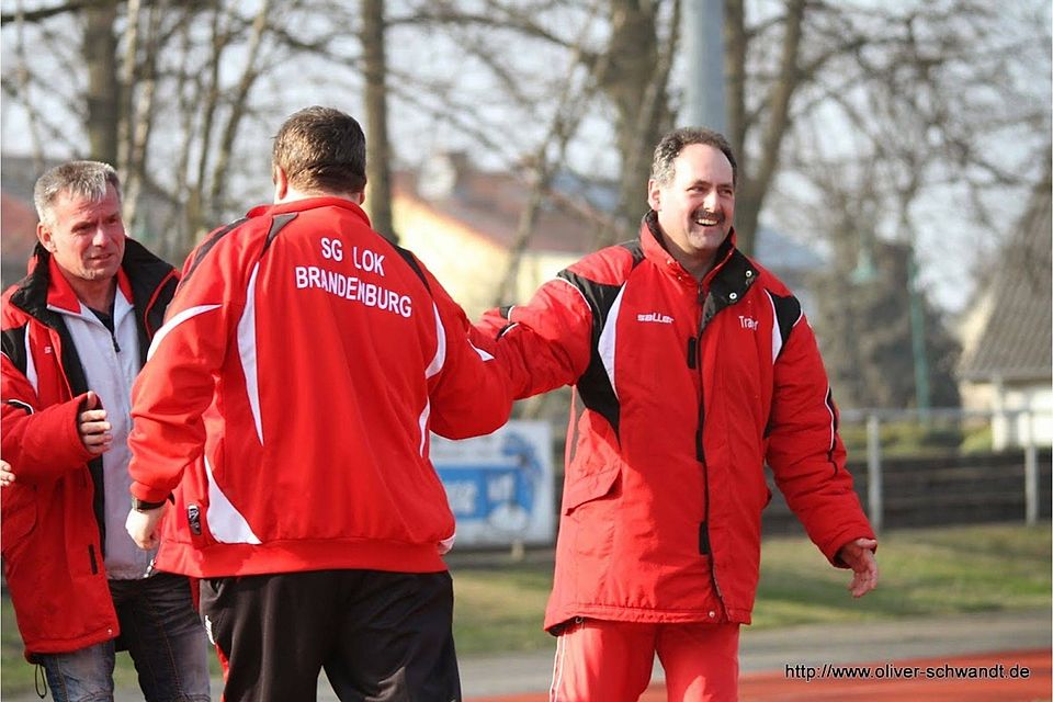 Freuen sich über den Klassenerhalt: Lok-Trainer Ralf Gutschmidt (l.), Mannschaftsleiter Christian Schulz (M.) und Co-Trainer Hans-Jürgen Göbeler.