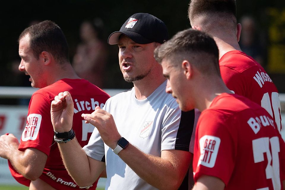 Musste Korrekturen an der Abwehr vornehmen, die passten: Forstinnings Trainer Florian Hahn ist dem 1:1 zufrieden. sro