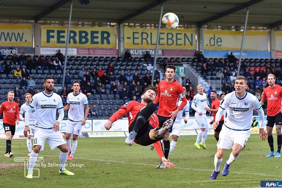 Die SG Sonnenhof (rote Trikots) trifft auf den FC Carl Zeiss Jena. 