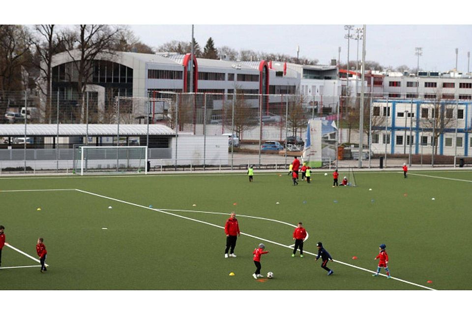 Auf dem Sportfreunde-Platz spielen 15 Jugend- und zwei Herrenteams, im Hintergrund das Hauptgebäude des FC Bayern.  sampics / Stefan Matzke