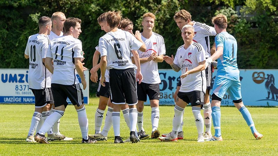 Durch geschlossene Mannschaftsleistungen hat der SV Miesbach die ersten zwei Saisonspiele gewonnen. Nun trifft unter anderem Sean Erten (3.v.r.) auf seinen Ex-Klub.