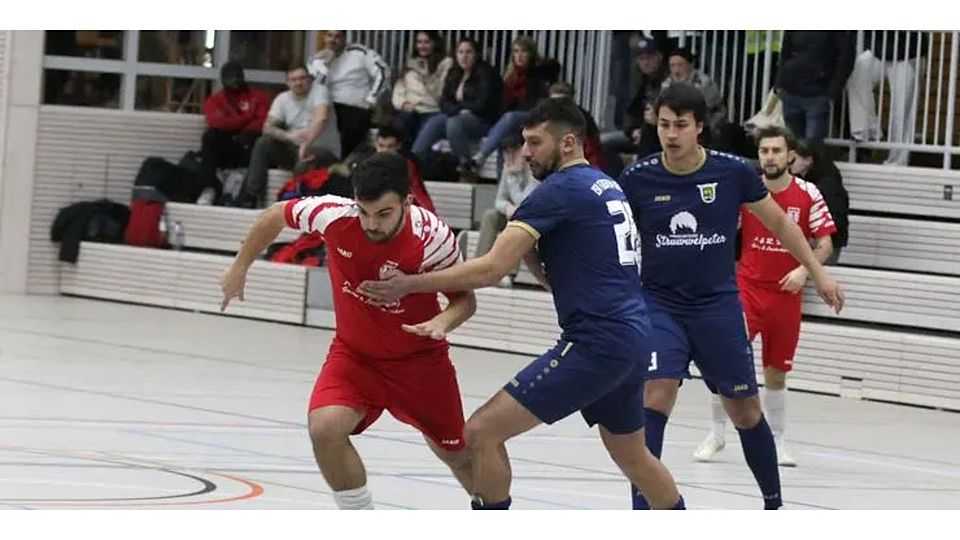 Vergangene Saison musste sich TuS Wörrstadt (in Rot, hier gegen den TSV Flörsheim-Dalsheim) noch fürs Topturnier der Schiedsrichter qualifizieren. Nach dem Bezirksliga-Aufstieg im Feld ist das Neuborn-Team direkt für die Finalrunde am ersten Sonntag des neuen Jahres gesetzt.     Archivfoto: Axel Schmitz/pakalski-press