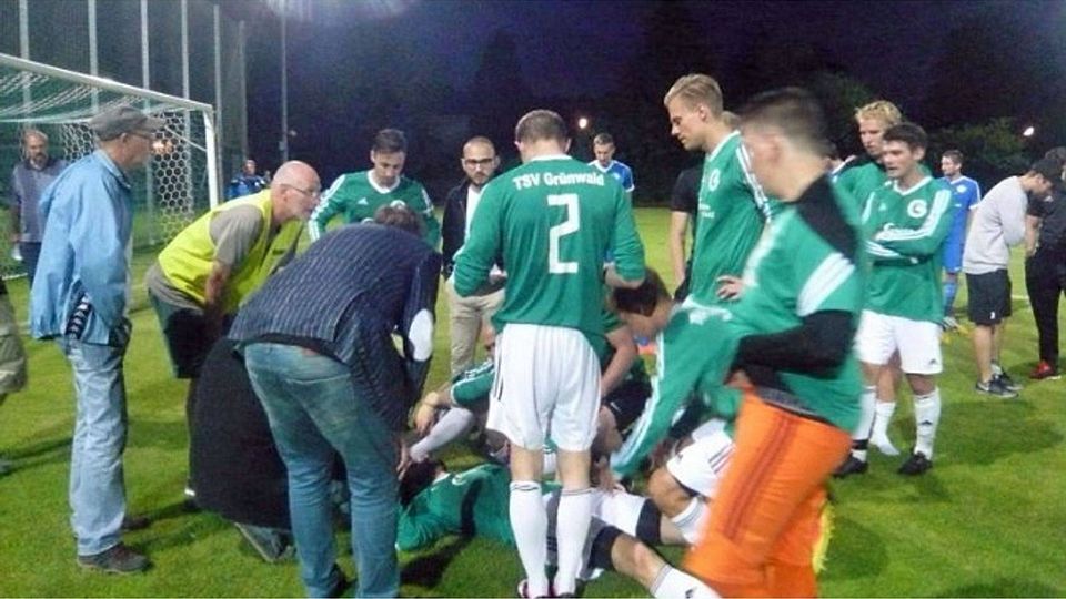 Sorge um den Kapitän: Luka Coporda schreit vor Schmerzen, Mitspieler und Trainer Andreas Koch (in gestreiften Jacket) kümmern sich um den Verletzten. Foto: um