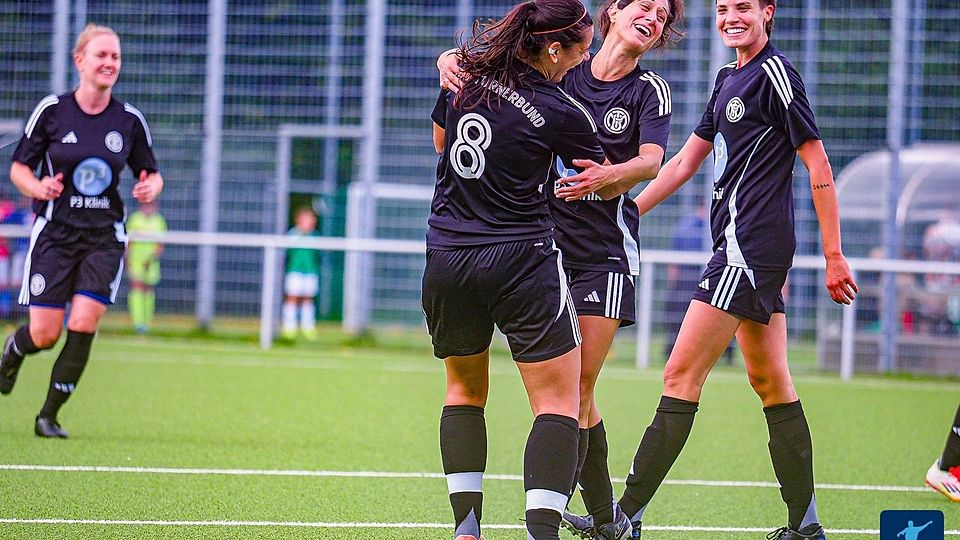 Der TBM hat gut lachen. Traumstart in die BOL geglückt. Raths (Nr. 8) feiert Viererpackerin Seyfi!