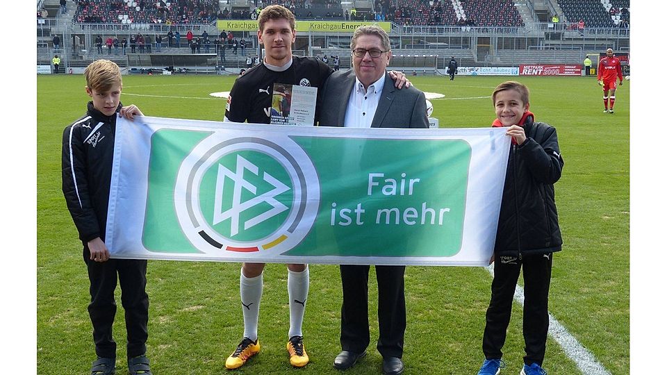 Helmut Sickmüller (rechts) mit Damian Roßbach bei der Ehrung in Sandhausen, im Vorfeld des Heimspiels gegen Fortuna Düsseldorf. Foto: bfv