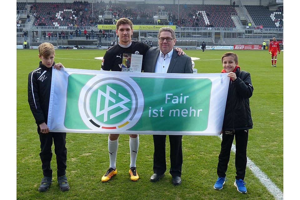 Helmut Sickmüller (rechts) mit Damian Roßbach bei der Ehrung in Sandhausen, im Vorfeld des Heimspiels gegen Fortuna Düsseldorf. Foto: bfv