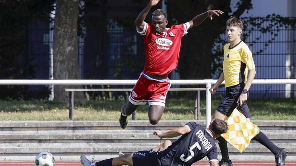 Fontana Finthens Luca Werner grätscht gegen Mamadu Diouma Sidibe vom FSV Nieder-Olm. 	Foto: Stefan Sämmer