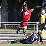 Fontana Finthens Luca Werner grätscht gegen Mamadu Diouma Sidibe vom FSV Nieder-Olm. 	Foto: Stefan Sämmer