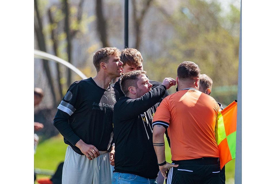 Zum Funktechniker wurde WSV-Trainer Josef Heilmeier (M.), als er dem Schiedsrichterassistent aus der Bredouille half. Ein Audioteil des Funksystems hatte sich in Richtung Gehörgang verabschiedet. Heilmaier entfernte das Teil. Zum Funktechniker wurde WSV-Trainer Josef Heilmeier (M.), als er dem Schiedsrichterassistent aus der Bredouille half. Ein Audioteil des Funksystems hatte sich in Richtung Gehörgang verabschiedet. Heilmaier entfernte das Teil.
