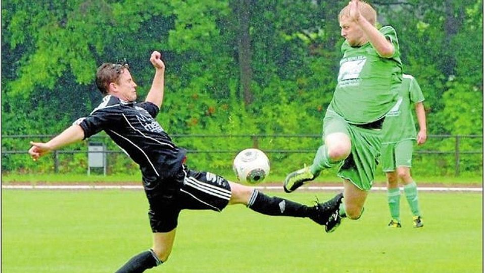 Gefordert sind Lukas Sauer (links) und der SC Fortuna Bonn am Sonntag im ?Kellerduell? der Fußball-Bezirksliga beim SV Wachtberg. Foto: Horst Müller