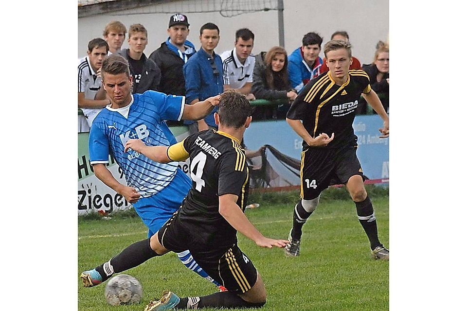In der Kreisliga Süd hat die Begegnung des SC Germania Amberg (in Blau) mit dem SV Kohlberg-Röthenbach richtungsweisenden Charakter.  Foto: MZ-Archiv