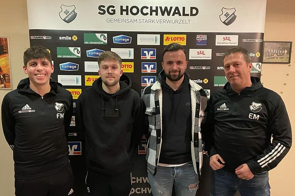 SG-Hochwald-Spielertrainer Fabian Mohsmann (links) und sein Vater Edgar, der SG-Vorsitzender ist (rechts) begrüßen die beiden Neuzugänge Julian Schneider (2.v.l.) und Nils Lauer