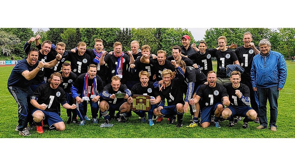 Meisterlich: Die Erfolgsmannschaft mit der Trophäe. Foto: Sell