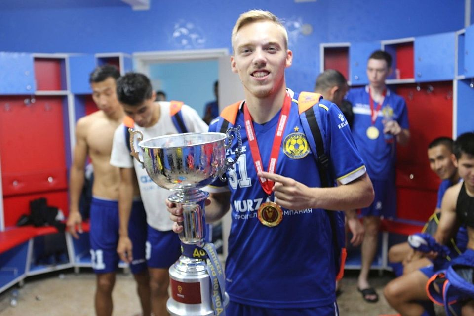Hält stolz den Supercup in den Händen: Alexander Mischenko.