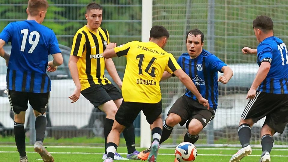 Hält den Laden bei der SG Haag zusammen und gibt wertvolle Impulse fürs Spiel nach vorne: Marius Marx (Zweiter von rechts).