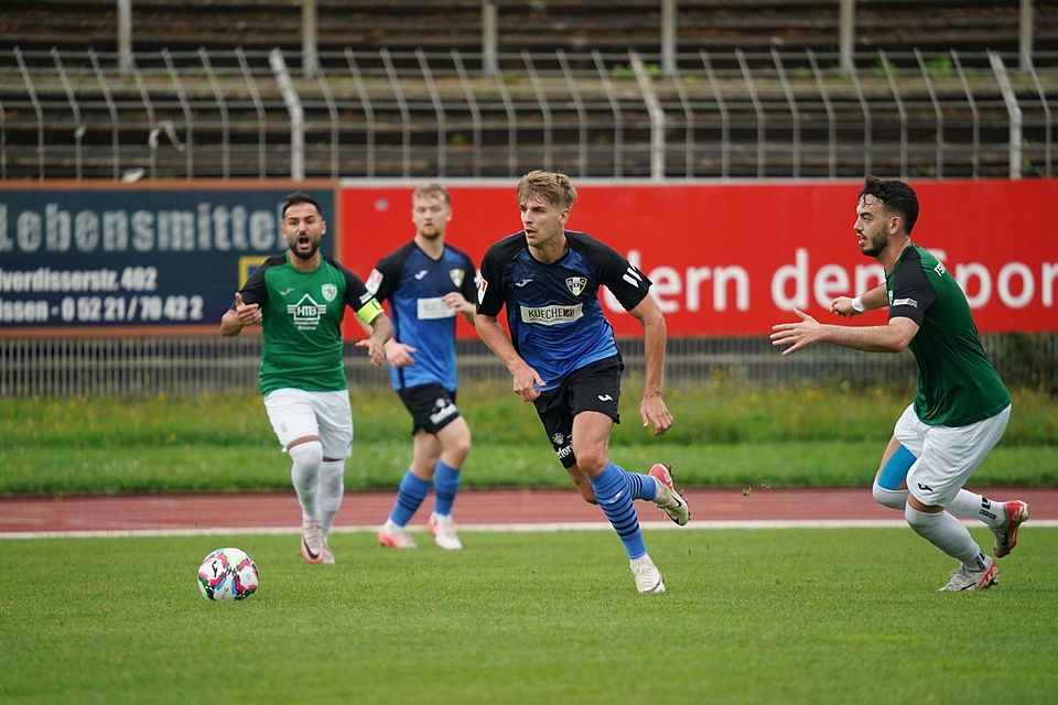 Immer wieder durchgekommen: Artur Esko (Mitte) und der SC Herford fertigten den TSV Oerlinghausen 5:0 ab.