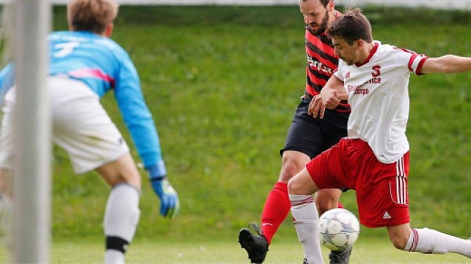 Der SV Dettingen II (links Julian Schütz und rechts Jan Buck) unterlag dem SV Haslach (hier Fabian Zobel). Foto: Volker Strohmaier