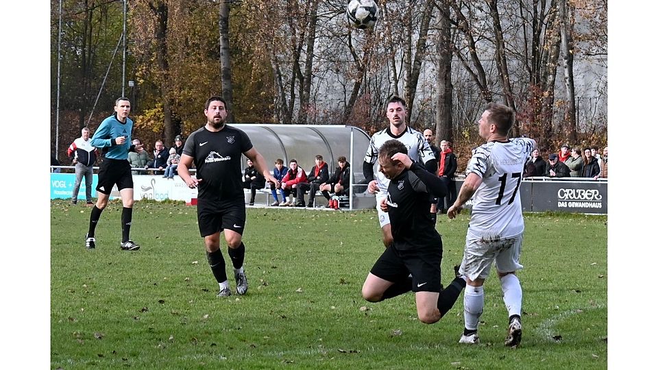 Die SpVgg Eichenkofen (schwarzes Dress) hat sich mit 2:0 durchgesetzt. (Archivfoto)