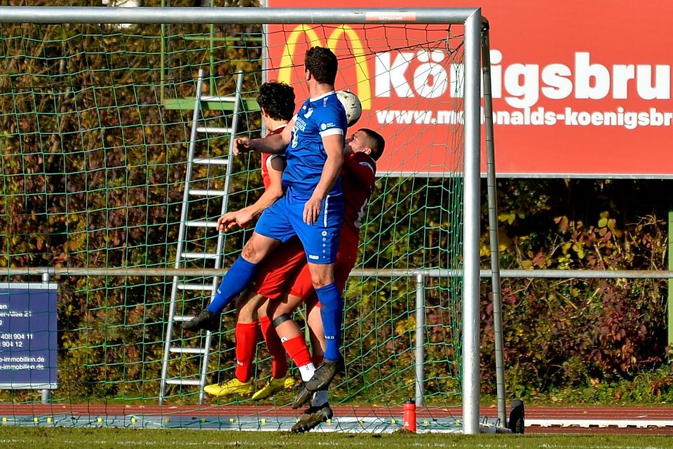 Eingerahmt von Königsbrunner Spielern (rot) kommt Erkheims Stefan Oswald (blau) trotzdem zum Kopfball und erzielte das 0:2. Eingerahmt von Königsbrunner Spielern (rot) kommt Erkheims Stefan Oswald (blau) trotzdem zum Kopfball und erzielte das 0:2.