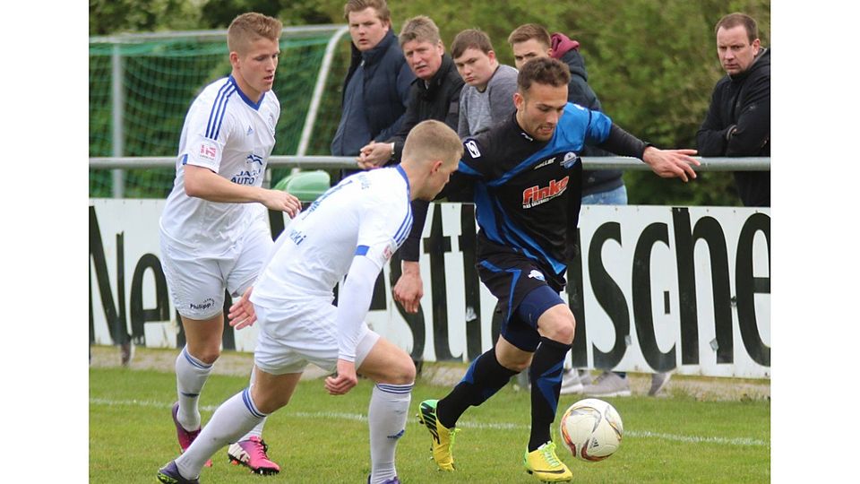 Gefordert: Sefkan Kaynak (r.) und die U23 des SC Paderborn 07 können am Sonntag einen wichtigen Schritt zum Oberliga-Klassenerhalt machen. F: Heinemann