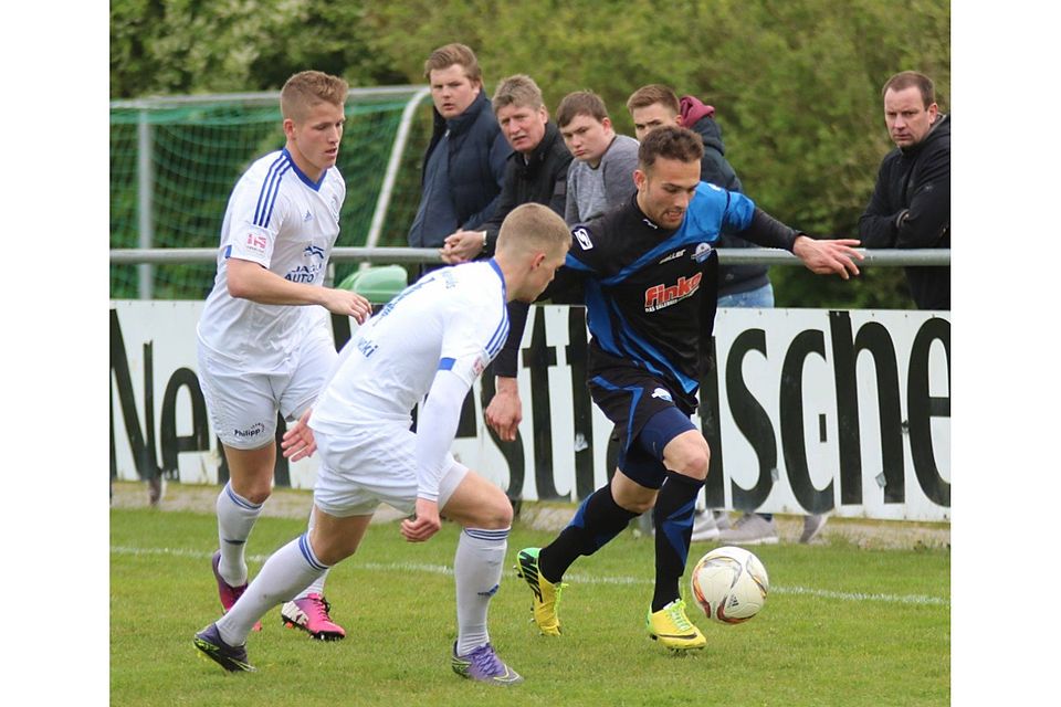 Gefordert: Sefkan Kaynak (r.) und die U23 des SC Paderborn 07 können am Sonntag einen wichtigen Schritt zum Oberliga-Klassenerhalt machen. F: Heinemann
