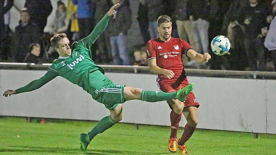 Und weg mit der Kugel: Waldalgesheims Konstantin Gänz (links) klärt mit vollem Einsatz vor dem Binger Goalgetter Fabian Liesenfeld. An der Niederlage für die Alemannia sollte dies aber nichts ändern.	Foto: Edgar Daudistel