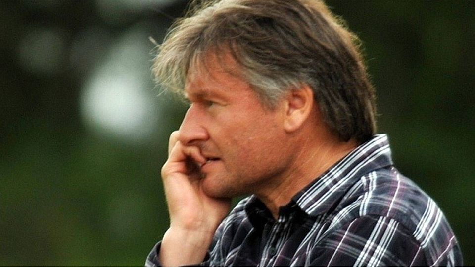 Eine knifflige Aufgabe hat Wilfried Mayer übernommen. Der Trainer soll den FC Lauingen zum Klassenerhalt führen.   F.: Walter Brugger