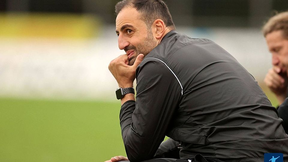 Hat bis Mitte 2023 verlängert: Eintracht-Trainer Josef Cinar.
