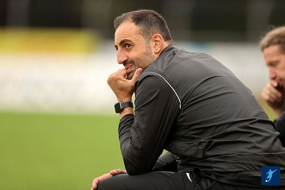 Hat bis Mitte 2023 verlängert: Eintracht-Trainer Josef Cinar.