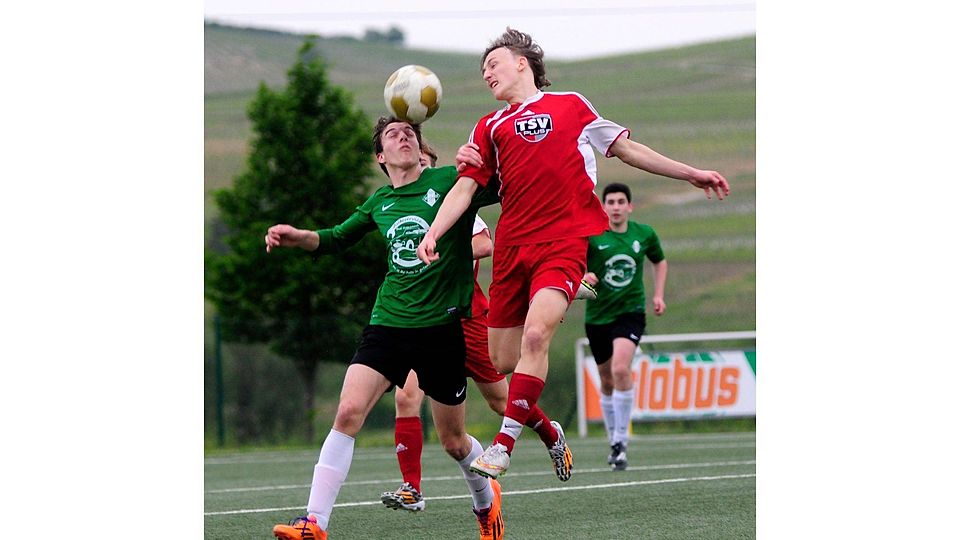 Torreiches Derby: Der Langenlonsheimer Mirco Zipka (im roten Trikot) leitet hier das 2:0 gegen die A-Junioren der TSG Planig ein.	Foto: Heidi Sturm